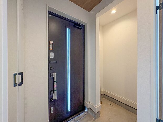 1号棟【土間収納付き玄関】土間収納スペースを設けた玄関。こだわりの自転車やベビーカー、お子様の外でのおもちゃなどもすっきりとしまえて、玄関スペースを快適に広々とお使いいただけます。