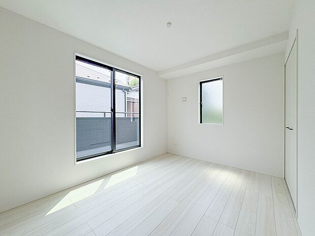 【寝室】シンプルな内装はおしゃれのポイントです。シンプルは華美より飽きがこないからです。色や模様でおしゃれ感をだす。それがシンプルイズビューティーです。