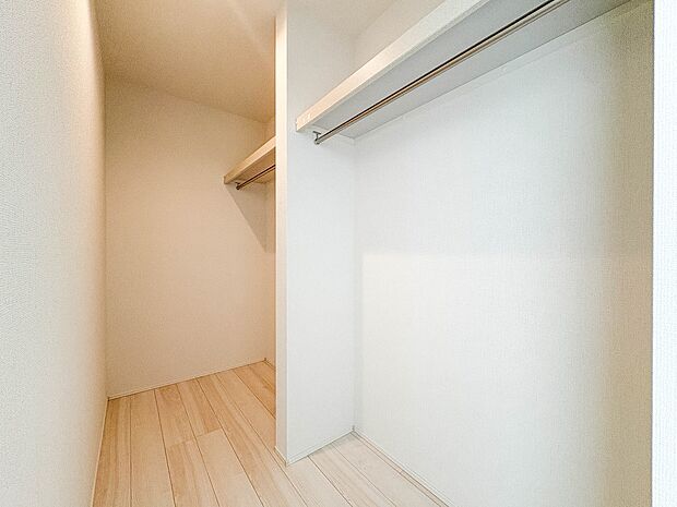 1号棟【WIC（ウォークインクローゼット）】  たくさんの洋服をかけてもシワになりにくいウォークインクローゼット。洋服以外にも、普段使わない家電やスーツケース、ストック品など何でも片付く嬉し…