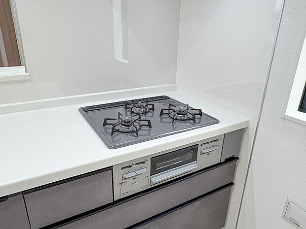 【三口コンロ】奥さま目線で考え、調理に重宝する三口コンロをシステムキッチンに採用、ワイドな洗い場も設けも野菜や食器を洗うのを便利にしました。