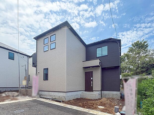 1号棟【前面道路】家の前をまっすぐの通りが走っている。クルマは少なく、人々は毎朝、ウォーキング、ジョギング、犬の散歩など、フリーな朝時間を過ごしている。