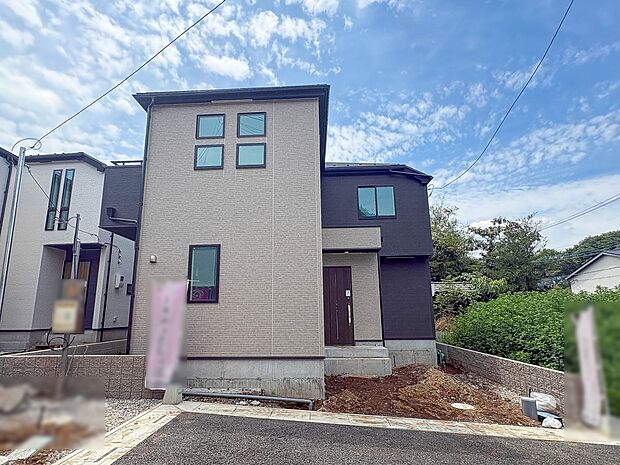 1号棟【外観】家族の温かさと陽光の暖かさ、楽しい毎日と明るい未来を予感させる「空間が織り成すひとつ先の住み心地」を演出します。