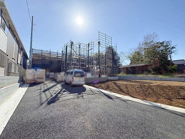 【前面道路】家の前をまっすぐの通りが走っている。クルマは少なく、人々は毎朝、ウォーキング、ジョギング、犬の散歩など、フリーな朝時間を過ごしている。