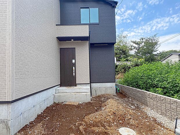 1号棟【駐車場】毎日の生活にマイカーが必須という方は、購入を検討する際、駐車場があることは大事な条件です。毎日の通勤や家族の送迎、買い物やお出かけなどクルマのある暮らしを満喫したい方は要チェ…