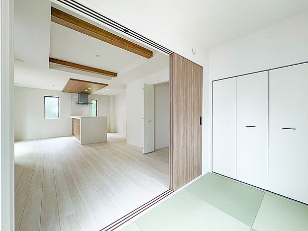 1号棟【和室】畳には音を吸収する作用があるので、元気いっぱいのお子さんの遊び場所として、最適な空間となるでしょう。また、クッション性があるのでお子さんが転んでケガをするリスクを軽減してくれま…