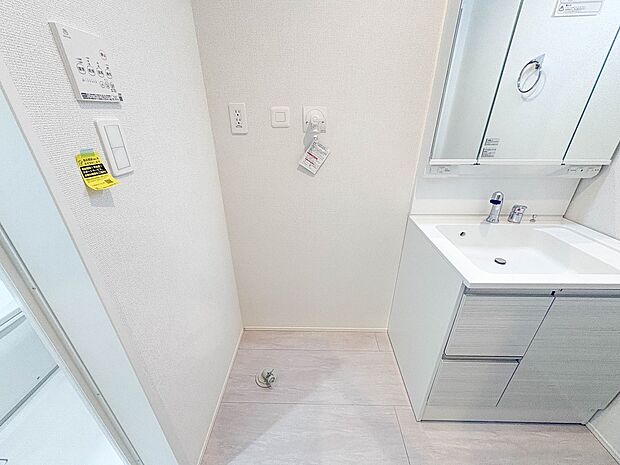 1号棟【洗濯機置き場】毎日使う洗濯機。しっかりと奥行きのある置き場が確保されています。