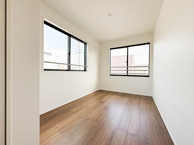 【子供部屋5.1帖】お子様のお部屋にぴったりなクロークを備えたフローリング仕様の洋室です。