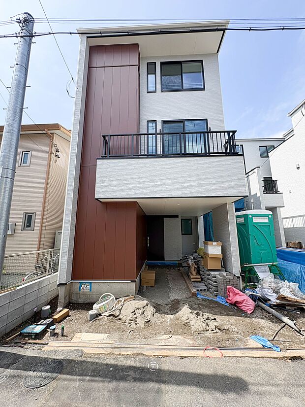 【外観】家族の温かさと陽光の暖かさ、楽しい毎日と明るい未来を予感させる「空間が織り成すひとつ先の住み心地」を演出します。*CG加工により晴天にしています。