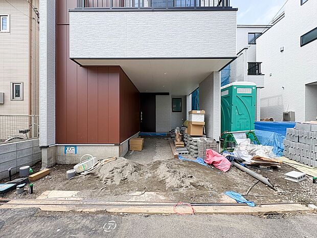 【駐車場】毎日の生活にマイカーが必須という方は、購入を検討する際、駐車場があることは大事な条件です。