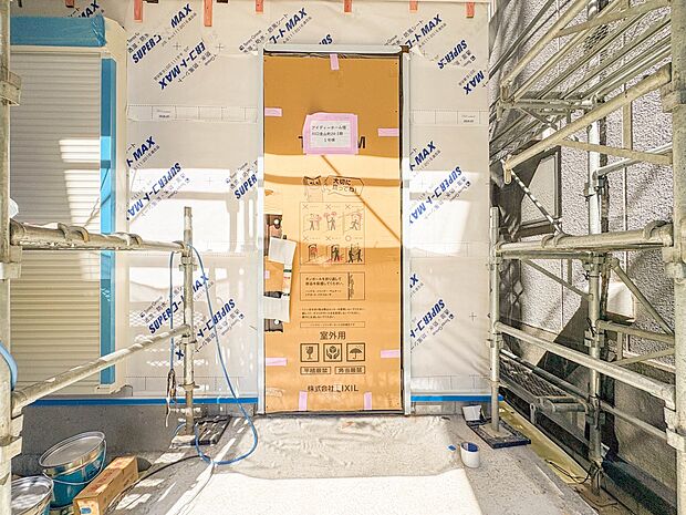 1号棟【玄関】家の顔となる玄関は、高いデザイン性が求められます。高級感と断熱性、防犯性に優れた玄関ドアを標準装備。ピッキング対策のセキュリティサムターン等、防犯に考慮しました。