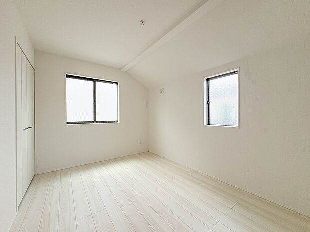 3号棟【子供部屋】お子様のお部屋にぴったりなクロークを備えたフローリング仕様の洋室です。