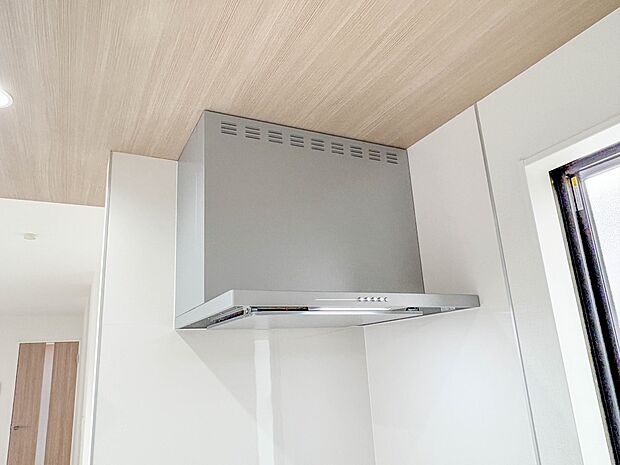 【レンジフード】調理の際に発生する汚れた空気(二酸化炭素、油煙、水蒸気、ニオイなど)を、ダクトを通して屋外に排出しています。