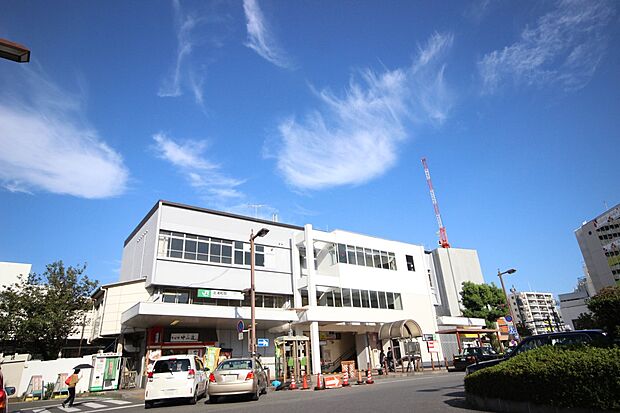 駅 3700m 北浦和駅(京浜東北線の停車駅です。駅の広いスペースのターミナルからは、教育機関方面、さいたま市立病院方面へ、バスによる運行が繁盛に行われています。交通の重要な中継地点として利…