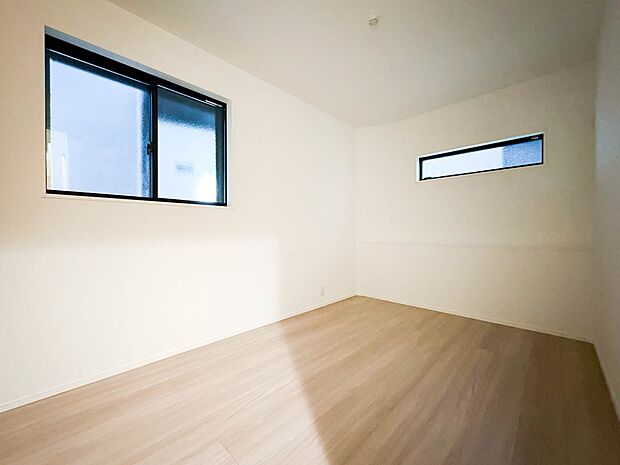 【子供部屋5.1帖】お子様のお部屋にぴったりなクロークを備えたフローリング仕様の洋室です。