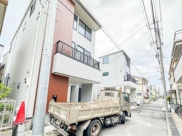 【前面道路】車の通行が少ないので、静かな住環境を維持することができます。