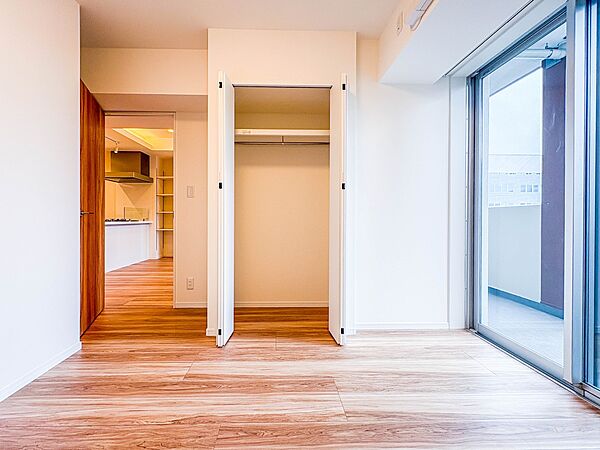 【寝室】充実した生活は伸びやかな居室空間から始まります。快適に・伸びやかに。心の潤いを求める方々へ。