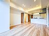 室内：【Living-dining-リビングダイニング】（リフォーム前）氷川参道の静謐を愉しむロケーション。大宮駅前の賑わいを享受しながら、少し歩けば四季の彩り豊かな「氷川参道」へ。