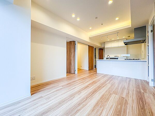 【Living-dining-リビングダイニング】（リフォーム前）氷川参道の静謐を愉しむロケーション。大宮駅前の賑わいを享受しながら、少し歩けば四季の彩り豊かな「氷川参道」へ。