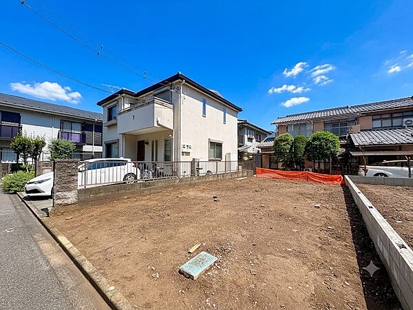【現地外観】家族の温かさと陽光の暖かさ、楽しい毎日と明るい未来を予感させる「空間が織り成すひとつ先の住み心地」をイメージください。