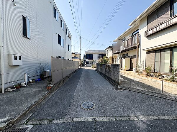 【現地外観】家族の温かさと陽光の暖かさ、楽しい毎日と明るい未来を予感させる「空間が織り成すひとつ先の住み心地」をイメージください。