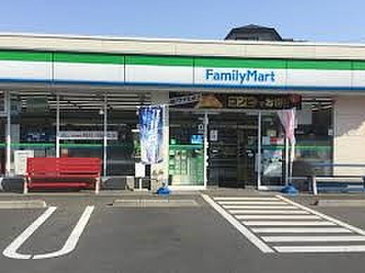 コンビニ 300m ファミリーマートさいたま原山二丁目店(ファミリーマートの強さは、少量のお惣菜を売るファミデリカとドラッグストアと組んだコラボ。サラダを中心にしたヘルシー食材が充実のコンビ…
