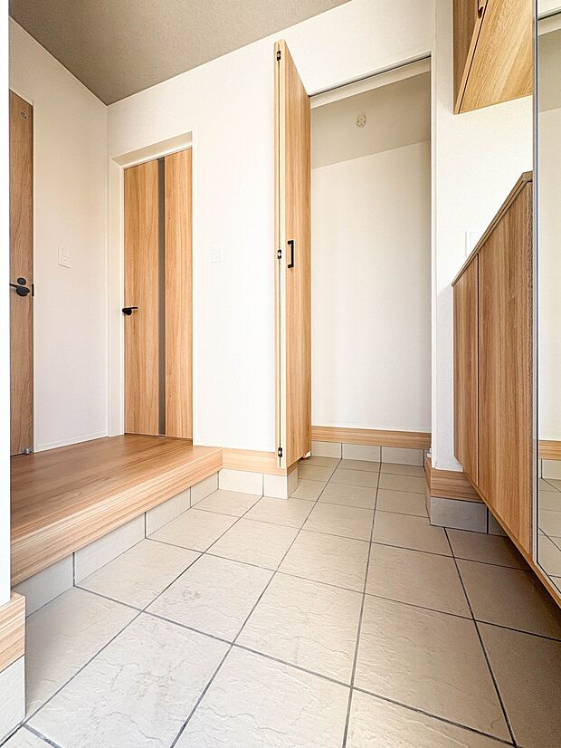 【玄関】広さの玄関スペースはベビーカーなどを置いても十分な広さです。