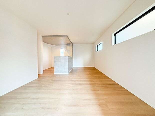 【リビング】 整然とした空間演出、快適な理想の暮らしの実現は家のみの拘りではなく、そこで暮らす方々にとって素敵な環境であることも挙げられると思います。四季折々の変化が奏でる鼓動を楽しんで下…