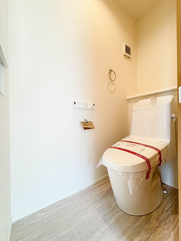 【トイレ】トイレ・ウォシュレット付。快適で衛生的な洗浄機能付温水シャワートイレです。