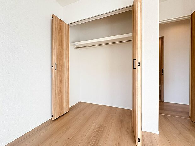 【収納】奥行きがあるため、洋服だけでなく季節物の大きな家電なども収納可能