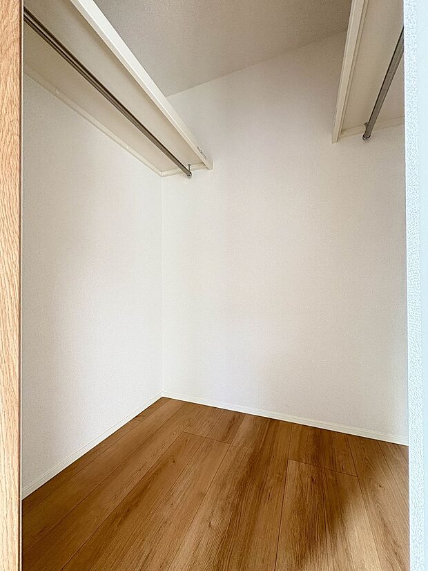 【WIC(ウォークインクローゼット)】 たくさんの洋服をかけてもシワになりにくいウォークインクローゼット。洋服以外にも、普段使わない家電やスーツケース、ストック品など何でも片付く嬉しい空間…