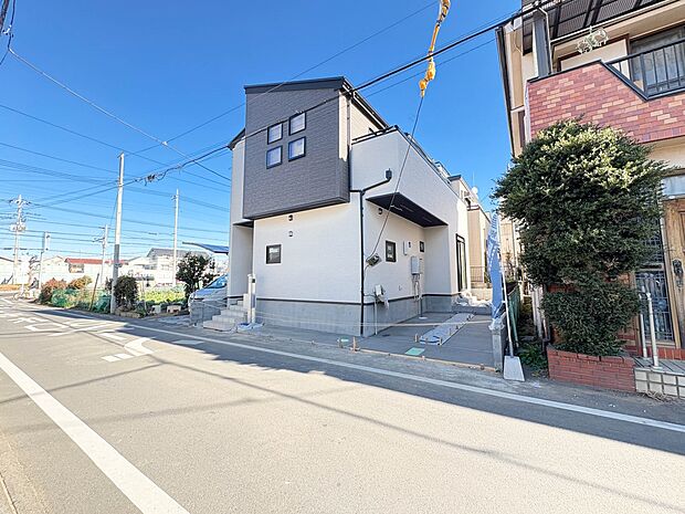 【前面道路】車の通行が少ないので、静かな住環境を維持することができます。