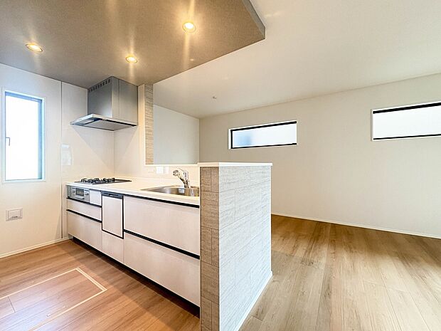 【LDK】キッチンからダイニングやリビングで過ごす家族の様子を見ることが可能です。