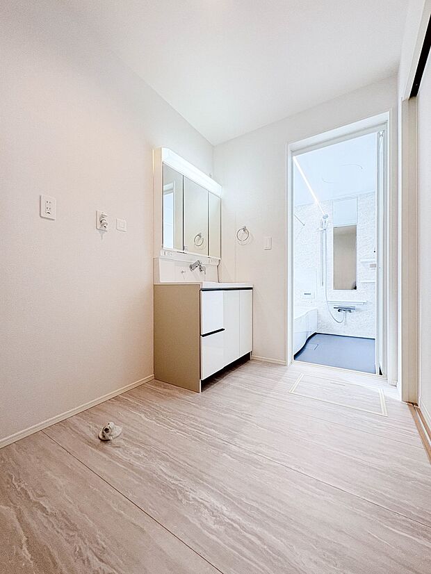 【脱衣所】洗面所は小さなプライベートスペース。歯磨き、洗顔と毎日施す個人空間。