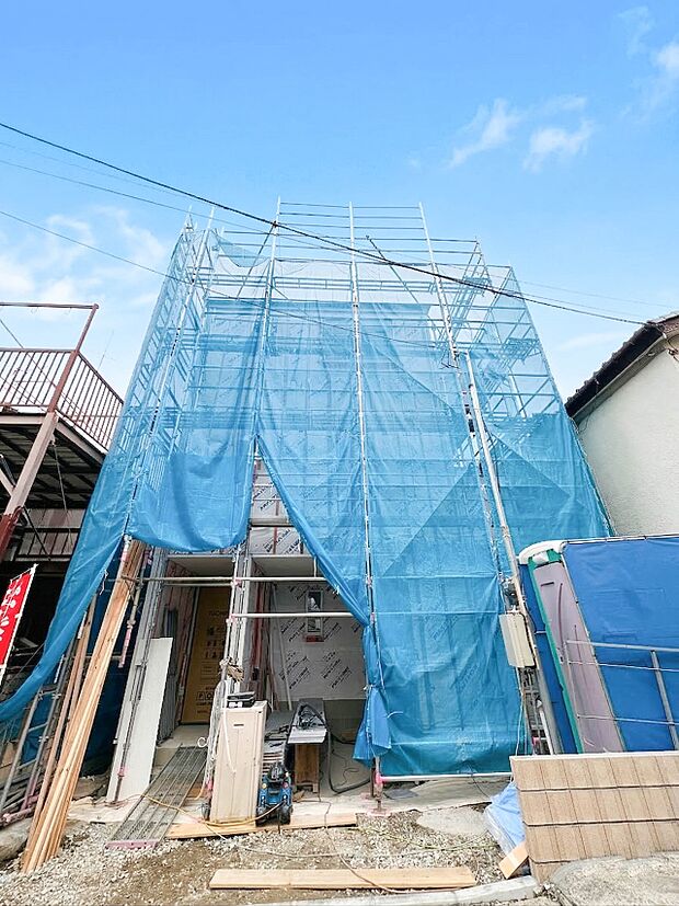 【外観】堂々たる趣ながら、主張し過ぎずどこか余裕を感じさせるシャープなフォルムで佇む邸宅は、晴天の空と照らし合わせる事で、本来あるべき完成形の姿を見せてくれます。※奥の白い物件です。