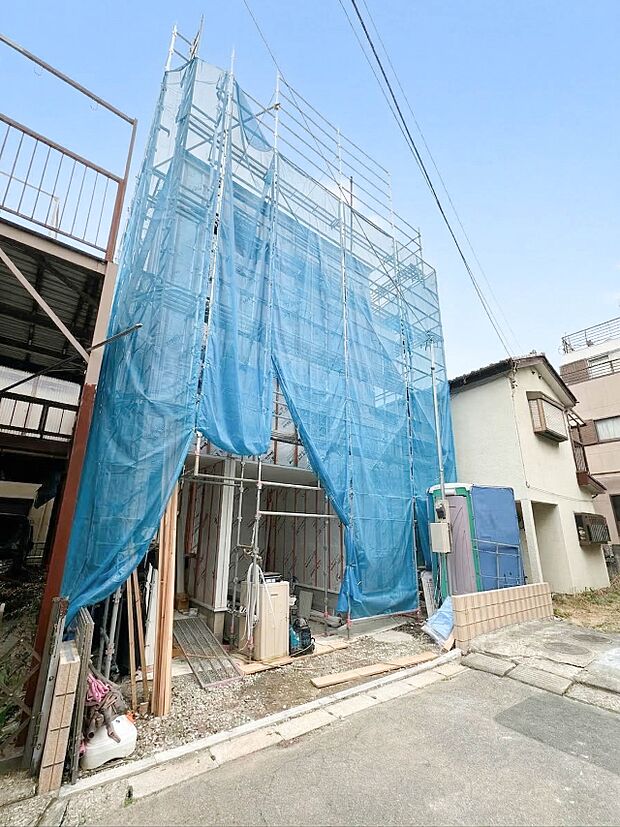 【外観】こちらの物件に少しでもご興味がありましたら、お気軽にお電話下さい。※奥の白い物件です。