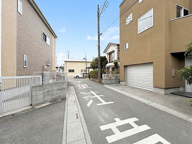 【前面道路】車の通行が少ないので、静かな住環境を維持することができます。