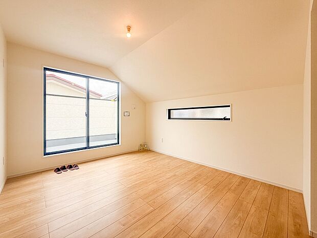 【寝室8.5帖】充実した生活は伸びやかな居室空間から始まります。快適に・伸びやかに。心の潤いを求める方々へ。
