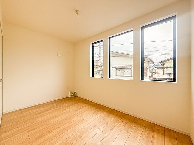 【子供部屋5.0帖】お子様のお部屋にぴったりなクロークを備えたフローリング仕様の洋室です。
