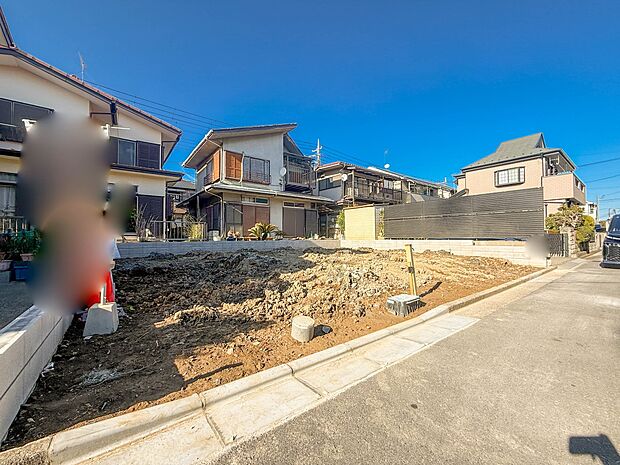 【前面道路4m】家の前をまっすぐの通りが走っている。クルマは少なく、人々は毎朝、ウォーキング、ジョギング、犬の散歩など、フリーな朝時間を過ごしている。