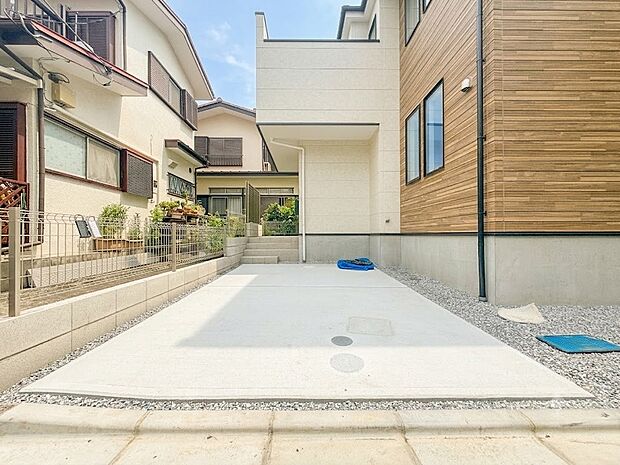 【駐車場】毎日の生活にマイカーが必須という方は、購入を検討する際、駐車場があることは大事な条件です。毎日の通勤や家族の送迎、買い物やお出かけなどクルマのある暮らしを満喫したい方は要チェック。…