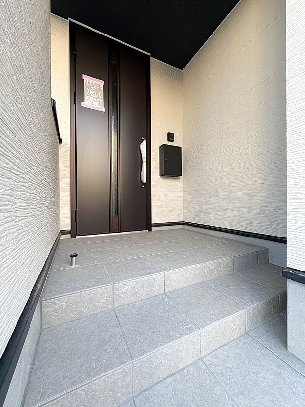 玄関はおうちの顔と言われます。玄関アプローチは、外観デザインの印象を左右します。ご家族の個性を出しながら、素敵な玄関でお客様をお迎えしてください。
