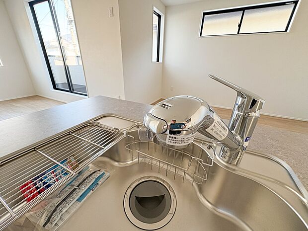 【浄水器一体型混合水栓】一つの蛇口で「原水(水道水)」「シャワー」「浄水」を切り替えられる、浄水器を内蔵した混合水栓です。浄水は、水栓本体の首部分に付属のカートリッジをセットして使用します。…