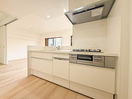 【キッチン】 三口コンロで料理の幅を拡げてくれる使いやすいシステムキッチンを採用。洗い場も大きいので野菜や食器を洗ったりする際にも捗り、奥様の強い味方となってくれるはずです。