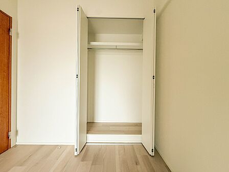 【収納】壁面クローゼットのメリットは、衣類が横一列に並ぶためひと目で洋服が選びやすいこと。衣類をたくさんお持ちの方も、限られたスペース内に無理なく収納することができます。