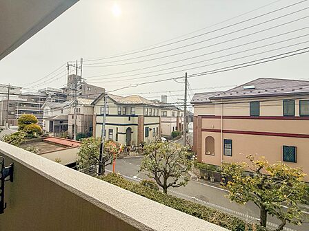 【眺望】朝の澄んだ空気や、夕方に吹く清々しい風を五感で感じられるバルコニー。