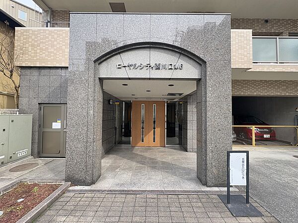 【エントランス】その住居の第一印象となるのがエントランスホールです。訪問されたお客さまをやさしくお迎えします。エントランスホールは、いわば住居の顔です。