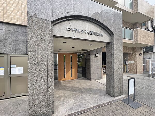 エントランスは、マンションの「顔」印象を左右する大事な空間です。居住者の帰り、訪れる方を優しく迎えてくれます。
