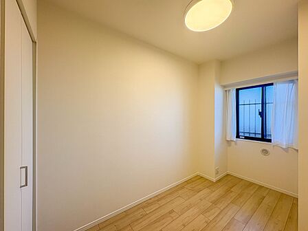 【子供部屋 4.1帖】たっぷりの収納も配備、片付いた空間。陽光も明るく開放的な空間が魅力的