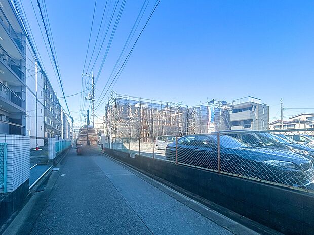 【前面道路】車の通行が少ないので、静かな住環境を維持することができます。