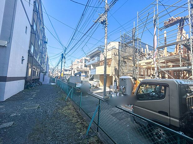 【前面道路】家の前をまっすぐの通りが走っている。クルマは少なく、人々は毎朝、ウォーキング、ジョギング、犬の散歩など、フリーな朝時間を過ごしている。